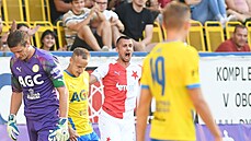 Ivan Schranz ze Slavie se raduje z jednoho ze svých tří gólů v duelu s...
