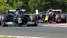 Lewis Hamilton (vlevo) z Mercedesu a a Max Verstappen z Red Bullu v kvalifikaci...