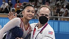 Sunisa Leeová a trenér amerických gymnastek Jess Graba, chválící za cviení na...