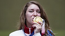Ruská střelkyně Vitalina Bacaraškinová líbá své zlato ze sportovní pistole.