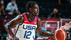 Americký basketbalista Jrue Holiday v zápase s eským týmem