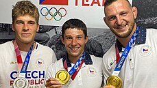 Stříbrný olympijský medailista Lukáš Rohan pózuje se zlatými kamarády Jiřím...