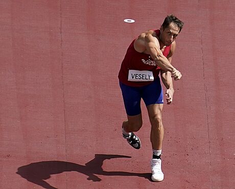 Vítzslav Veselý hází v kvalifikaci otpa na olympijských hrách v Tokiu.
