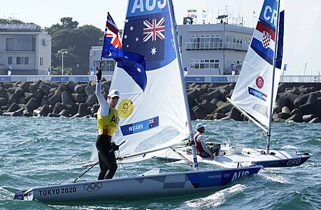Australan Matt Wearn slaví na olympijských hrách v Tokiu triumf v závodu...