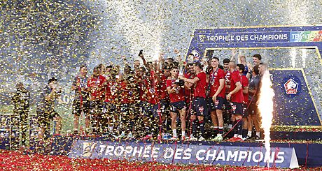 Fotbalisté Lille se radují z triumfu ve francouzském Superpoháru.