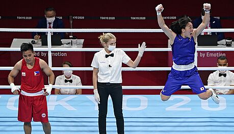 Japonská boxerka Sena Irieová porazila ve finále OH mistryni svta Nesthy...