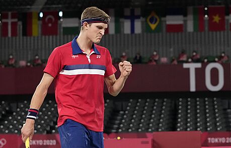 Dánský badmintonista Victor Axelsen se raduje v olympijském finále.