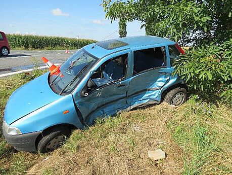 Pi nehod u obce Urbanice se srazila dv auta, idika vozu Fiat Punto patrn...