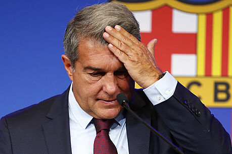 Joan Laporta, prezident FC Barcelona, vysvtluje, pro klub nemohl podepsat...