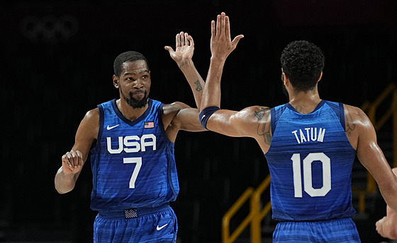 Amerití basketbalisté Kevin Durant a Jayson Tatum oslavují výhru nad...
