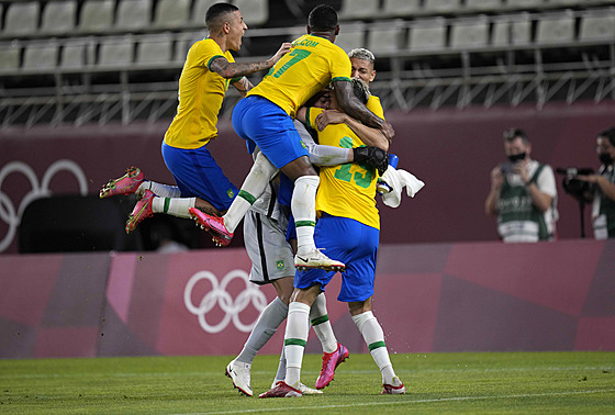 Fotbalisté Brazílie kepí po postupu do olympijského finále.