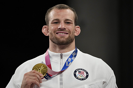 Americký zápasník David Morris Taylor se raduje z medaile v kategorii do 86kg...