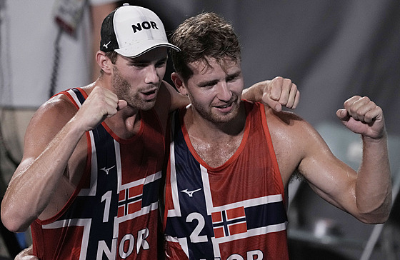 Nortí pláoví volejbalisté Anders Berntsen Mol (vlevo) a Christian Sörum...