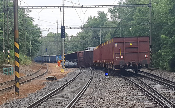 U Kralup nad Vltavou vykolejilo několik vozů nákladního vlaku. (4. srpna 2021)