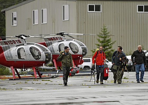 Záchranái, kteí pátrali po zmizelém vyhlídkovém letu na Aljace. (5. srpna...