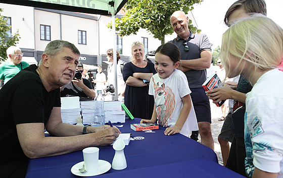 Premiér Andrej Babi pi autogramiád své knihy v Prhonicích. (7. srpna 2021)