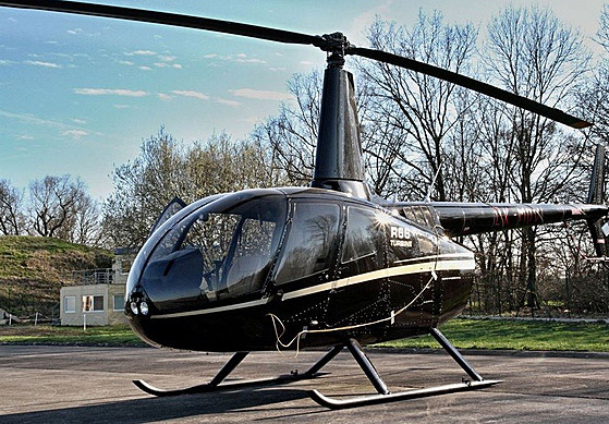 Lehký vrtulník Robinson R66 bývalého šéfa Letiště Praha Miroslava Dvořáka.