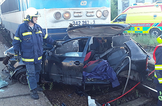 Z osobního auta museli hasiči za pomoci hydraulického nářadí vyprostit...