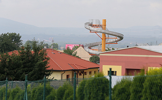 Tobogan je vidt nejen ze sousedních dom, ale z dalekého okolí, dokonce i ze...