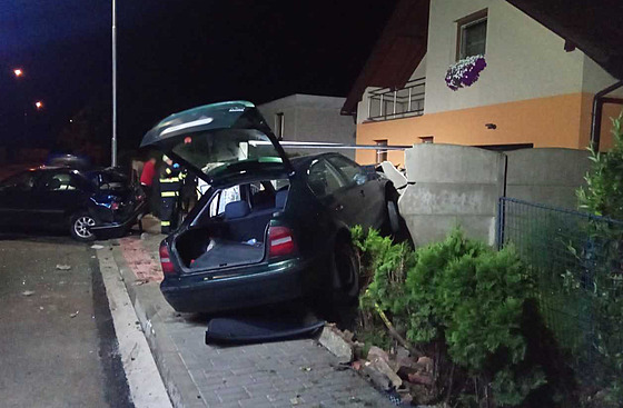 Auto v Novém Bydov narazilo do jiného zaparkovaného vozu, pak prorazilo dva...