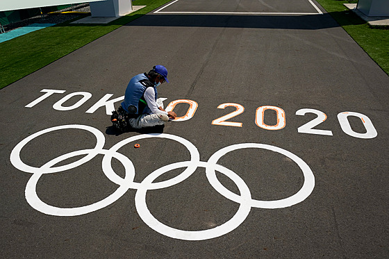 Tak pokraují pípravy na letní olympijské hry 2020, pracovník maluje...