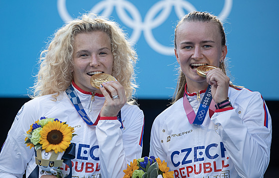 Kateina Siniaková (vlevo) a Barbora Krejíková pózují se zlatými medailemi ze...