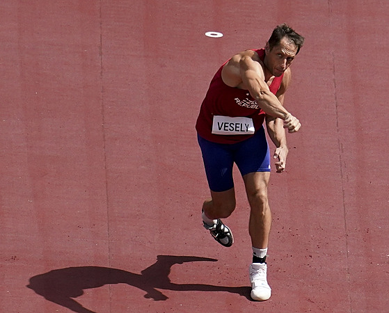 Vítězslav Veselý hází v kvalifikaci oštěpařů na olympijských hrách v Tokiu.