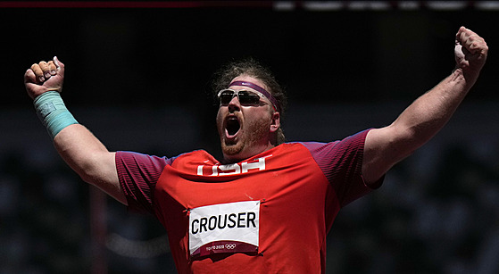 Americký koula Ryan Crouser slaví zisk zlaté medaile na olympijských hrách v...