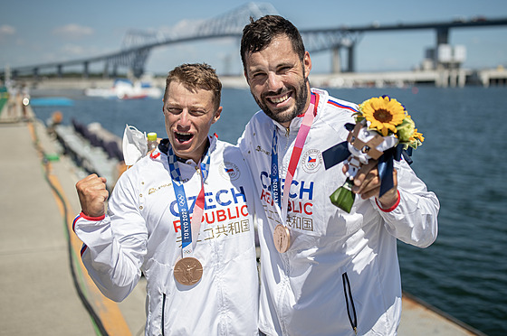 Josef Dostál (vpravo) a Radek louf pózují s bronzovými medailemi za olympijský...