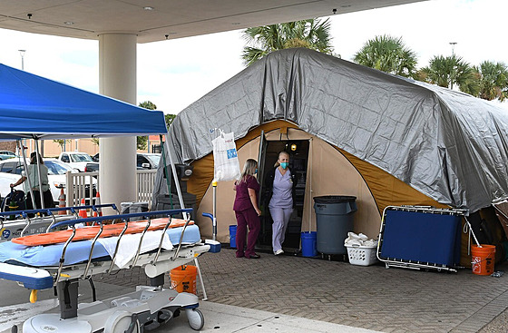 Floridská nemocnice kvůli nárůstu počtu nakažených musela zřídit provizorní...