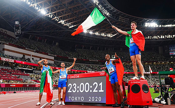 Italové slaví vítzství ve tafet na 4x100 metr.