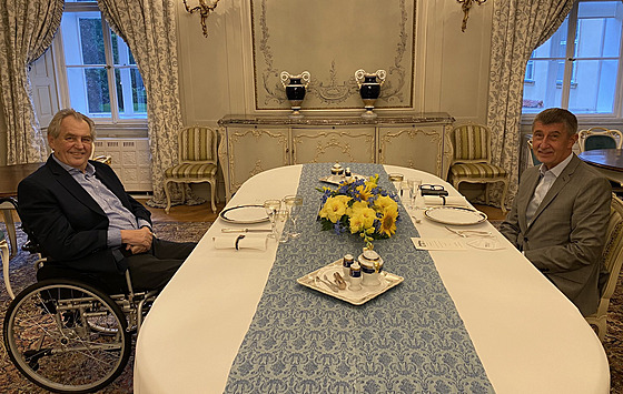 Prezident Milo Zeman pijal v Lánech premiéra Andreje Babie.