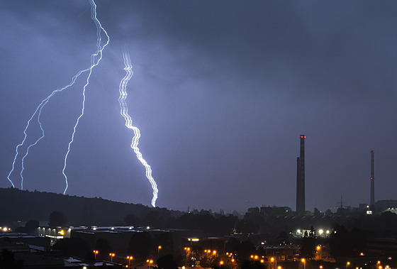 Stuhový blesk, který 25. ervence pi bouce nad Brnem zachytil fotoaparát...