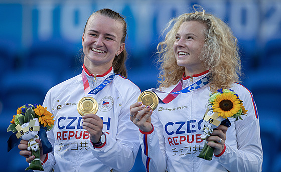 Barbora Krejíková (vlevo) a Kateina Siniaková pózují se zlatými medailemi ze...
