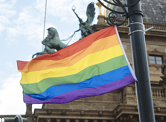 Duhové vlajky vyvené po Praze na podporu festivalu Prague Pride (2. srpna...