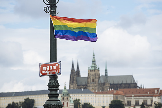 Duhové vlajky vyvené po Praze na podporu festivalu Prague Pride (2. srpna...