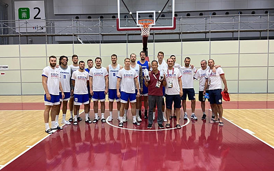 Takuro Okayama (uprosted) s eskou basketbalovou reprezentací.