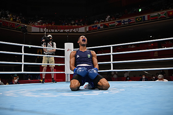 Radost brazilského boxera Heberta Sousa po vítzství ve finálovém zápase v boxu...