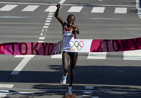 Keňanka Peres Jepchirchirová se raduje z vítězství v olympijském maratonu.