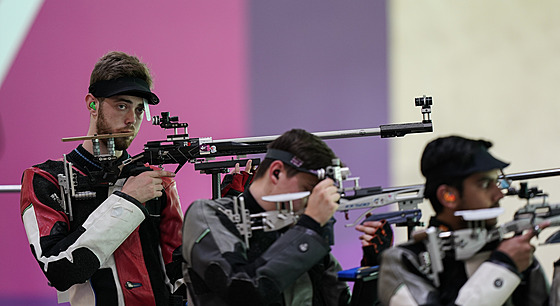 Momentka z olympijského závodu v t�ípolohové st�elb� z malorá�ky. Vlevo norský...