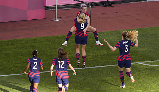 Megan Rapinoeová (nahoe) slaví se svými americkými spoluhrákami gól v utkání...