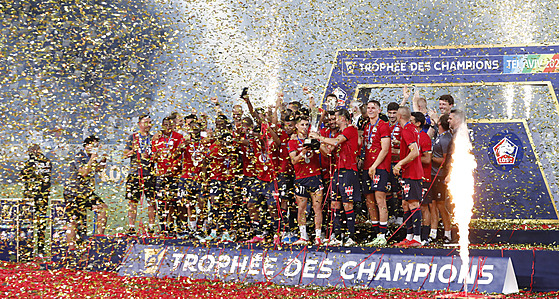 Fotbalisté Lille se radují z triumfu ve francouzském Superpoháru.