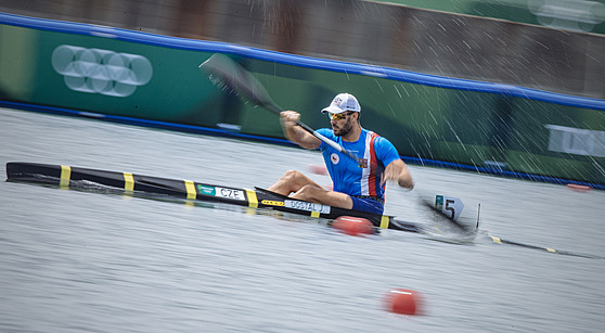 Kajaká Josef Dostál ve vítzné olympijské rozjíce na 1000 metr.