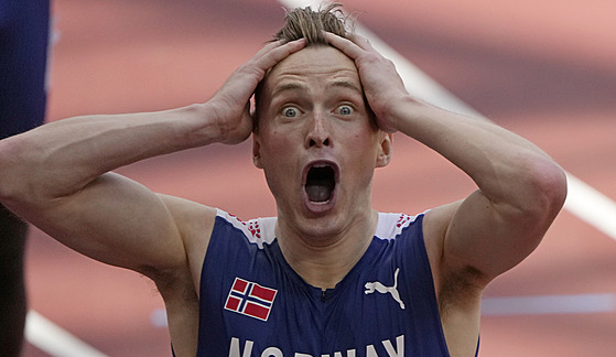 Olympijský vítz v bhu na 400 metr pekáek Nor Karsten Warholm neme...