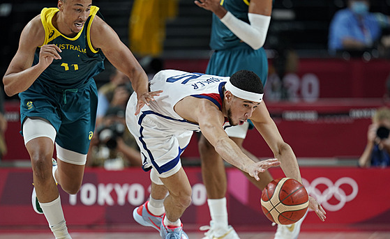 Po míi se natahuje americký basketbalista Devin Booker, brání ho Dante Exum z...