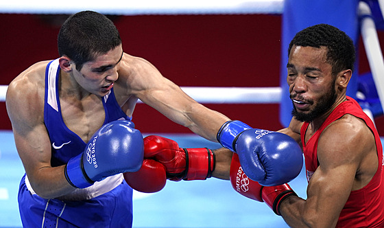 Ruský boxer Albert Batyrgazijev (vlevo) ve vítzném finálovém souboji s...