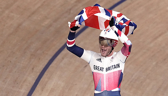 Britský dráha Matthew Walls se raduje z triumfu v olympijském omniu.