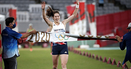 Britka Kate Frenchová probíhá vítězně cílem olympijského závodu moderních...