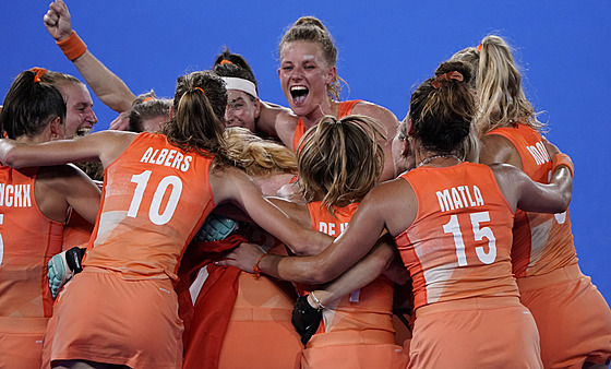 Pozemní hokejistky Nizozemska se radují z triumfu v olympijském turnaji.