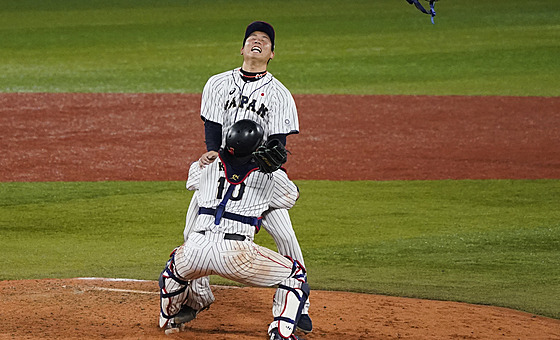 Japonští baseballisté Takuja &#776;Kai a Rioji Kurijabaši se radují ze zisku...